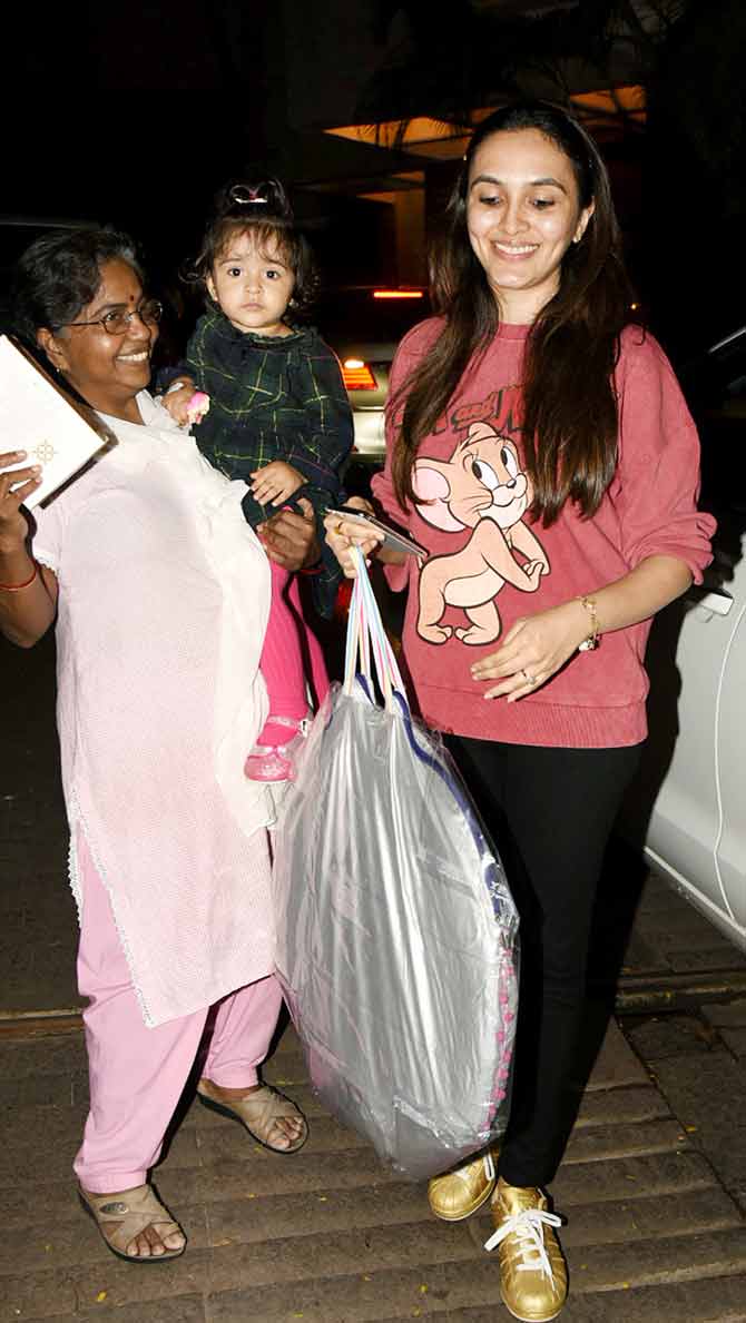Jaanvi Dhawan, the wife of Bollywood filmmaker and Varun Dhawan's brother, Rohit Dhawan, was also spotted in Juhu. And she also had the company of her adorable daughter who Varun fondly calls as Birdie. Isn't that sweet?