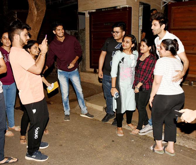 Kartik Aaryan was also snapped clicking pictures with fans in Juhu, Mumbai. The actor, on the professional front, will be next seen opposite Sara Ali Khan in Love Aaj Kal.