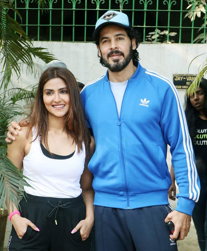 Dino Morea, even today, looks truly handsome and can give a lot of our heroes a run for their money. And as he poses with Pranutan Bahl, the duo looks smashingly hot!
