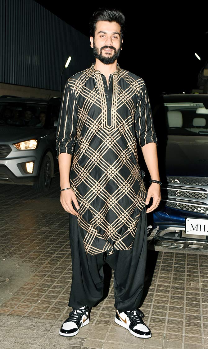 The leading man of Bhangra Paa Le, Sunny Kaushal, staying true to the film's theme and title, was seen in a traditional avatar. The actor looked really dapper and we hope he excels in this film too as he did in Reema Kagti's Gold in 2018.