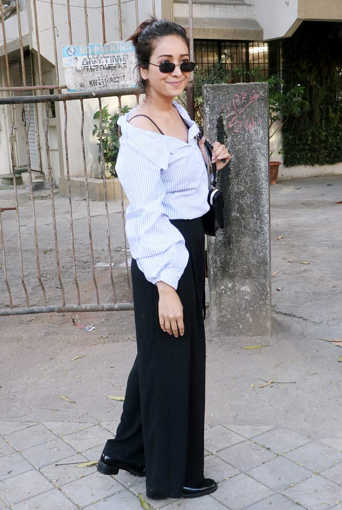 Television actress Asha Negi was also clicked at the same salon in Juhu. Asha wore a striped formal shirt and black pants as she arrived at the airport.