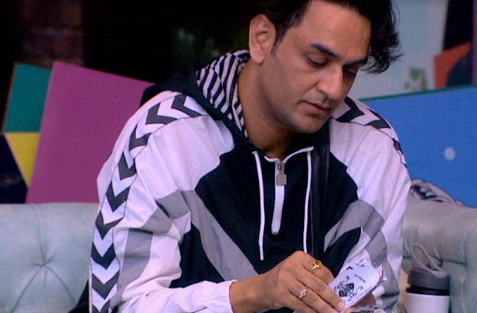 As usual, mastermind Vikas Gupta turned the entire game around towards the end of the first round. Vikas was then accused of cheating and upset with the allegation, Sidharth asked Bigg Boss to eliminate him from the task if Vikas' actions were unfair.