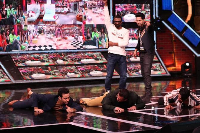 Salman Khan was in his element as he tried on a few dance steps with the Street Dancer 3D peeps! Everyone had quite a blast and the audience couldn't stop cheering Sallu on.