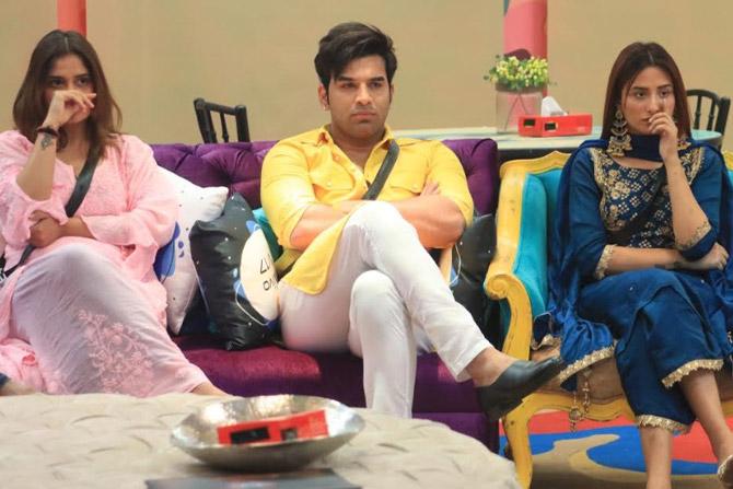 Paras, Arti and Mahira are completely taken aback. While Paras gets furious and accuses Vishal, Arti calls Asim emotionless and someone who is just playing a game.