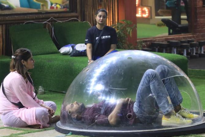 Later in the day, a nominations task is announced. A dome was set up in the garden area and on every buzzer, each contestant had to sit inside the dome and manually count 17 minutes. The ones whose count was accurate or close to the said number were declared safe from the nominations. Sidharth Shukla, Shehnaaz Gill, Arti Singh and Vishal Singh lost this task, with Vishal making a 'Vishal record' and counting almost 34 minutes!