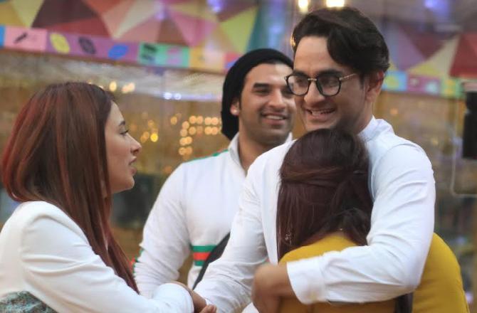 Much to everyone's delight, a Connections Week was introduced inside the Bigg Boss 13 house. It was announced that contestants' relatives and friends will help them in the weekly task in the Connections Week, making the season all the more exciting! Vikas Gupta entered the house as Sidharth's support and connection.