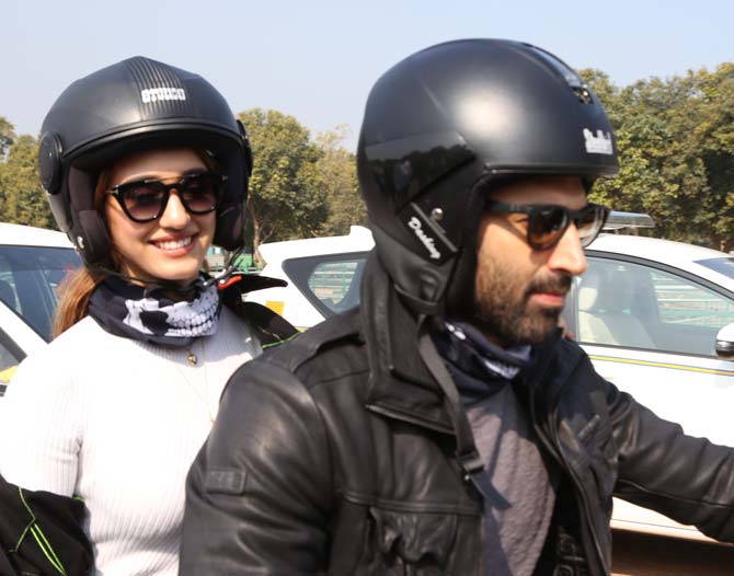 The capital of India seems to be another favourite city of Bollywood to promote their films and the examples are plenty. But Aditya Roy Kapur and Disha Patani take the promotional innovation to a new level.
