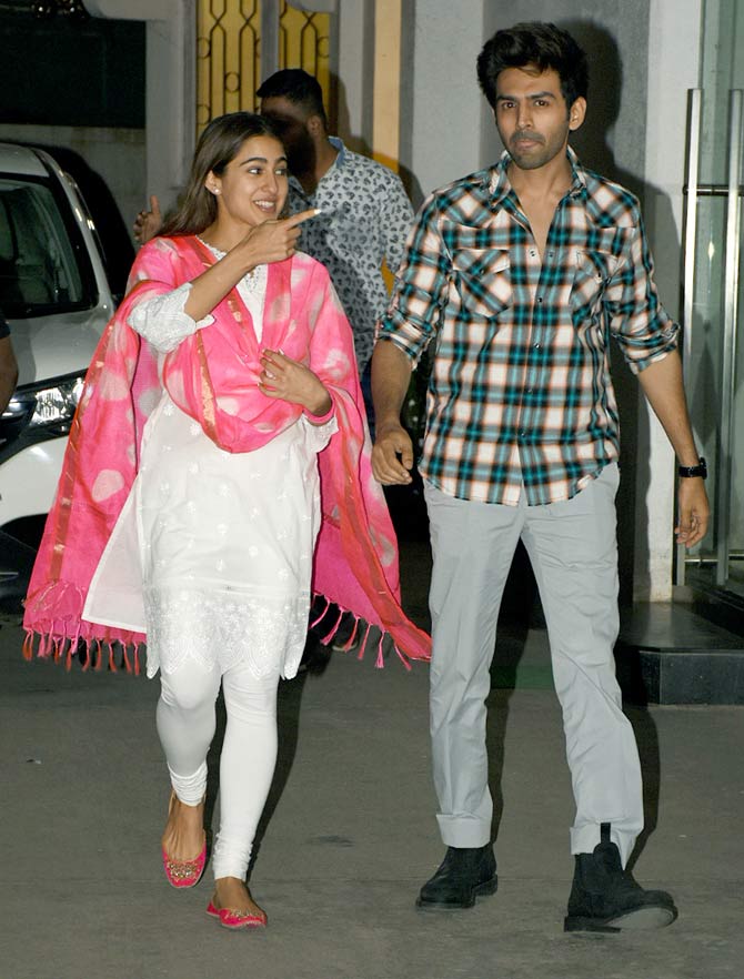 And here comes another candid moment where Sara Ali Khan can be seen pointing at someone. Well, who could it be?