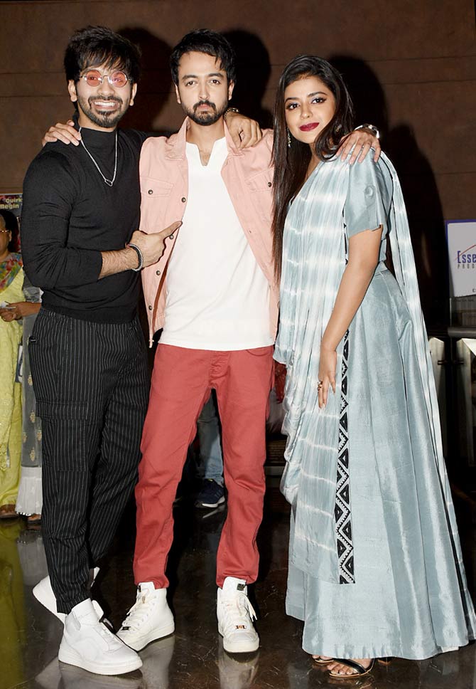 Taking time out, the leads finally pose together and look really stylish. Priyaank Sharma and Riva Kishan really seem to possess the qualities that one needs to be a star! And giving them company was Mrunal Jain, who also plays a crucial character in the film. 