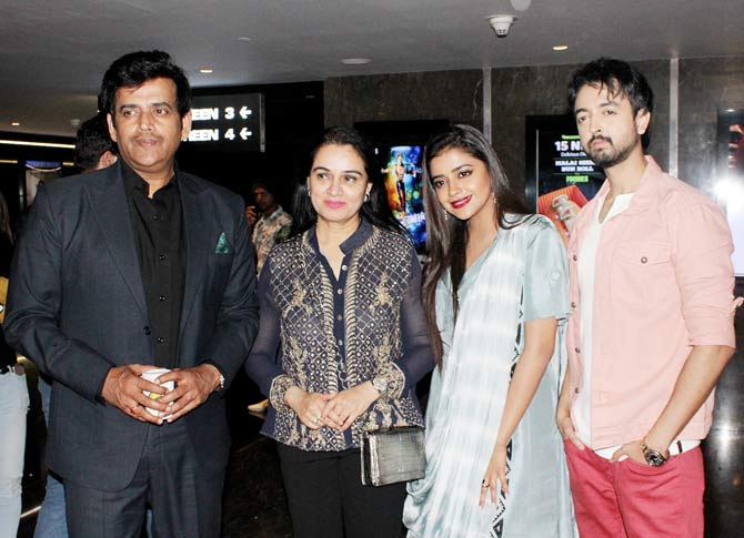 One of the best pictures from the screening of Sab Kushal Mangal was when both the families posed together along with their children. So we have Ravi Kishan with his daughter and Padmini Kolhapure with her son. A powerful picture, isn't it?