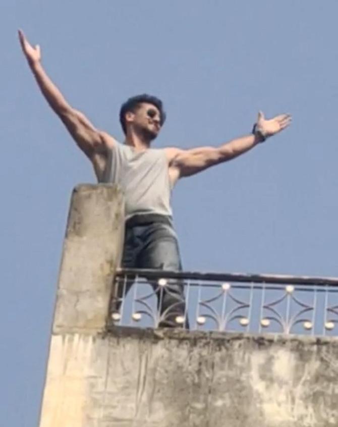 The shooting location was surrounded by fans who were waiting to catch a glimpse of their star. Tiger, who was overwhelmed with the fan's excitement greeted them from the terrace.