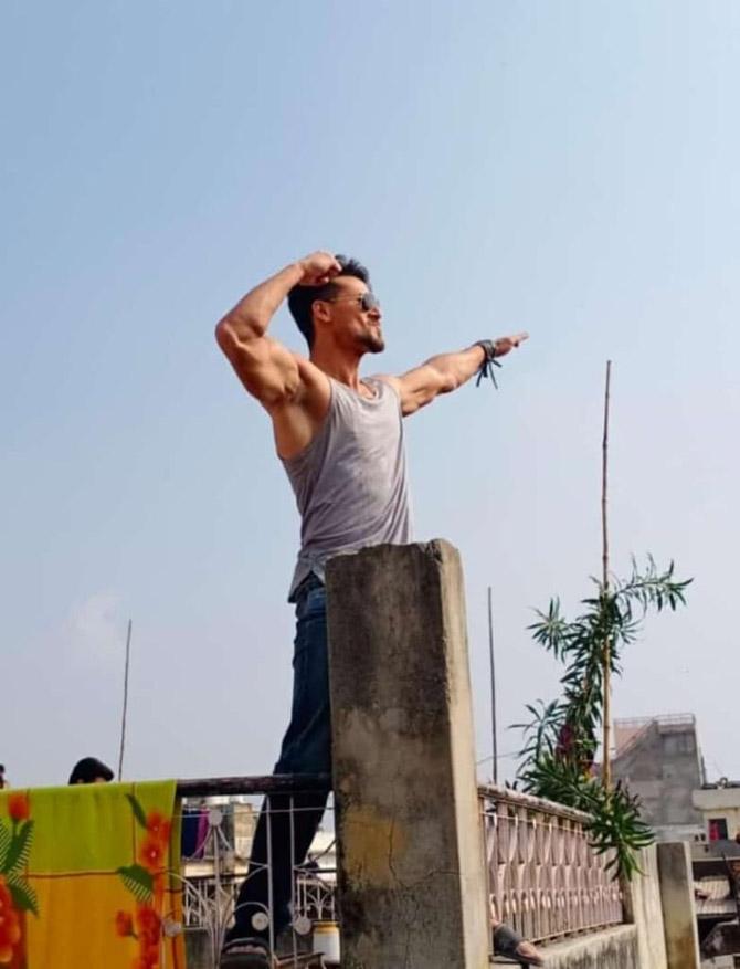 The actor waved back and even struck a few poses while greeting all his fans. His joyful smile was too hard to miss our lenses.