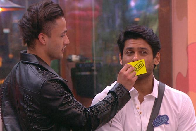 While Paras painted Sidharth's face declaring him as his biggest competitor, Arhaan and Rashami made Asim their next target. (Do you agree with them?)