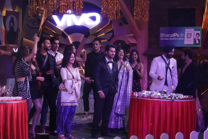 Later the contestants attended the New Year bash with other television celebrities. The contestants, divided in two teams, had to make sure that the guests were part of their team's party and not attend their opponent's party. As the clock struck 12, they all rang in the new year together and partied their hearts out.