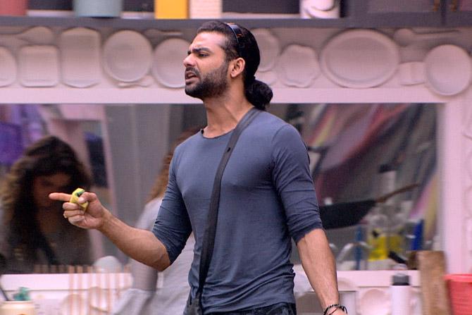 'Roti' and 'Duty' continued to be the two important 'Muddas' of fights inside the house on the very first day of the year. The delay in breakfast, plans to club lunch and dinner and making fewer rotis for the day gave Rashami, Vishal and Shehnaaz an opportunity to engage in a verbal spat, playing the blame game (once again).