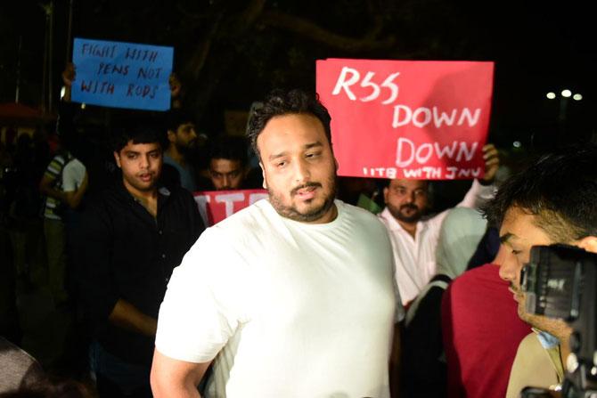 Among prominent people, politician Zeeshan Siddique, Bollywood Actress Konkona Sen Sharma were also available at the protest. Former JNU students Umar Khalid and Kunal Kamra were part of the group which also held a candlelight vigil to show solidarity with JNU students.
 