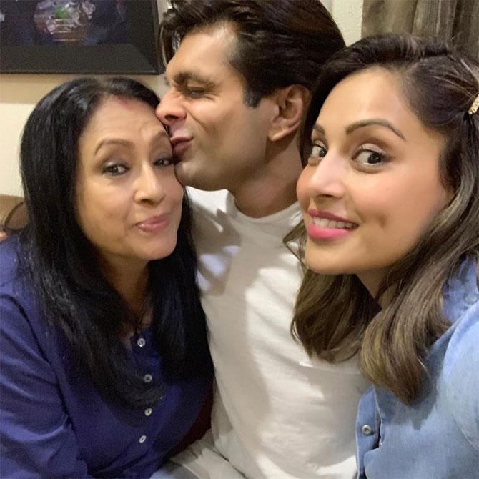 Bipasha Basu is extremely close to her parents and her two sisters. The actress often posts pictures with them on her social media account.
In picture: Bipasha Basu with her mother and husband actor Karan Singh Grover.