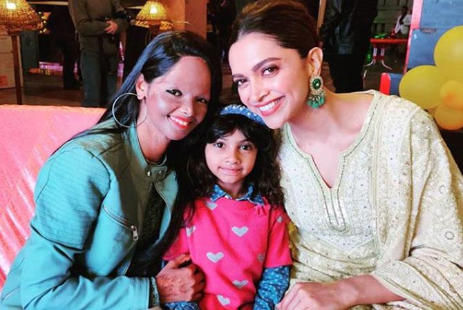 Laxmi Agarwal seems to be in awe as she poses with her daughter Pihu and Deepika Padukone. 