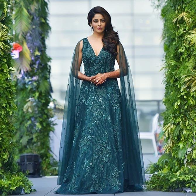 Doesn't the actress look stunning in her jewel green engagement gown? Apparently, green is Shardul's favourite colour, and so, the gown was specifically chosen by him. Cute, don't you think so?