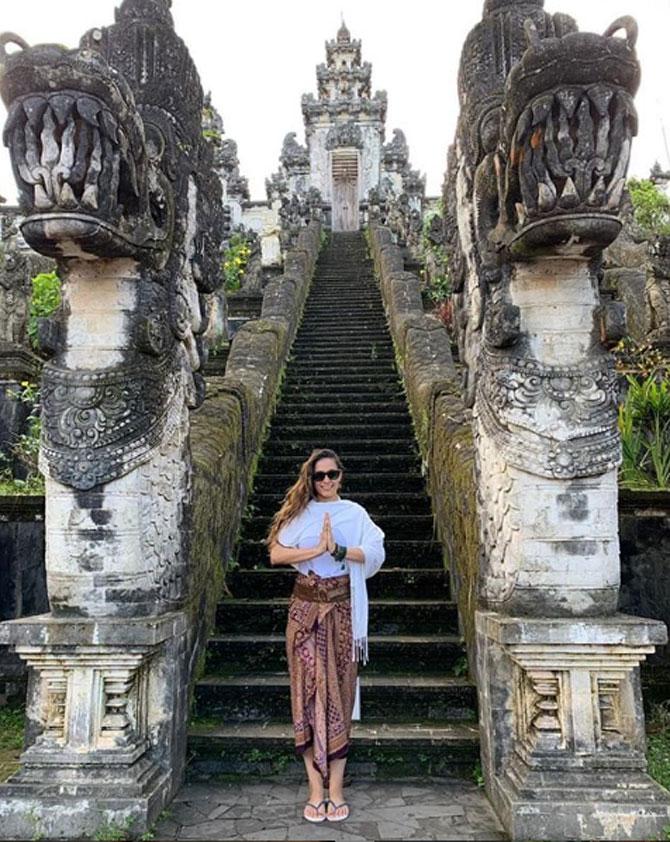 Ramona posed in front of the Lempuyang temple in Bali and said, 