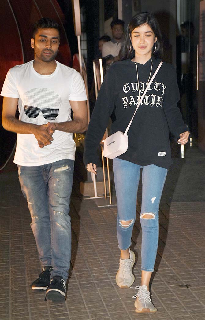 Suhana was joined by Shanaya who took her friend along with her. For the outing, the star kid looked pretty in her black top and ripped jeans.