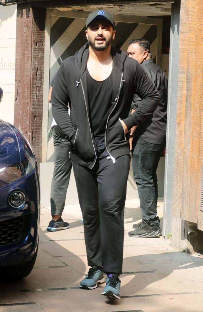 Arjun Kapoor was also clicked at his gym in Juhu. The Panipat actor sported a black t-shirt, jacket, and trousers for the outing.