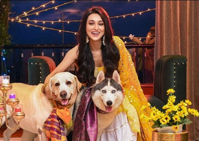 In a picture which Mimi posted on Diwali, she was seen posing alongside her two pet dogs, Chickoo and Max. She wrote, 