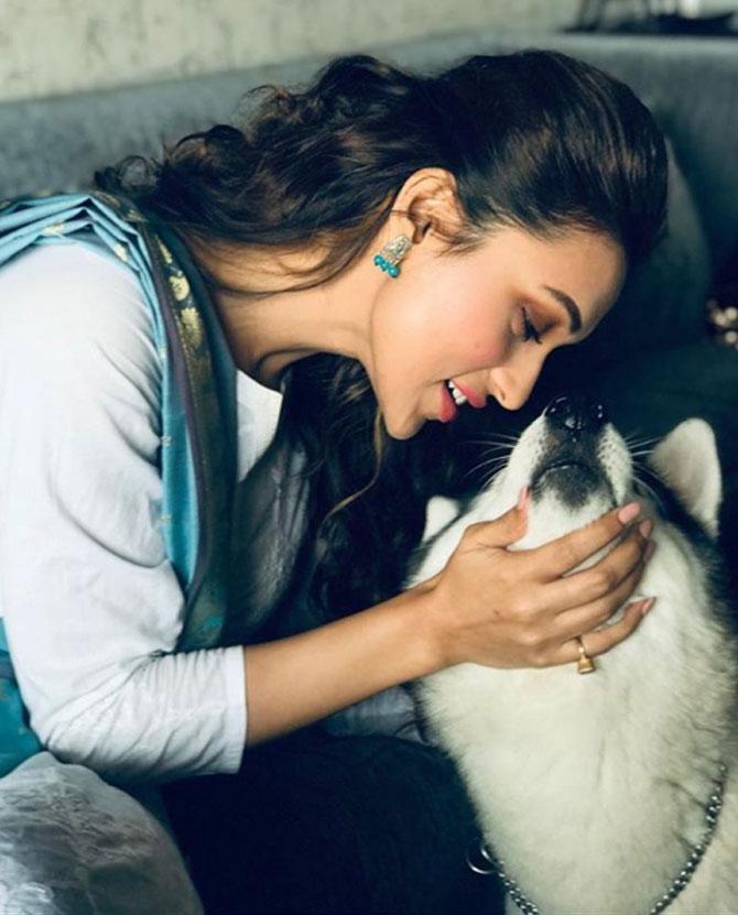 Mimi looks her best as she is seen cuddling with her dog, Max.