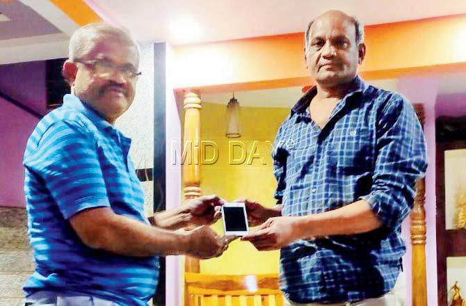 ASI Gangaram Rane hands over Deepak Landge