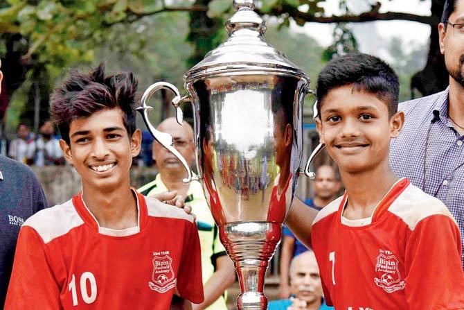 Bipin Ulhasnagar Camp’s skipper Nazir Ansari and vice-captain Himanshu Marathe with the trophy