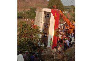 Bus, rickshaw fall into well after collision in Nashik, seven killed