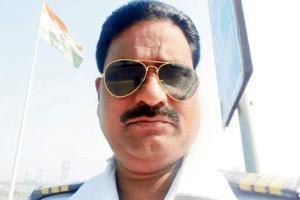 Traffic cop fights off gang of five who tried to rob couple on highway