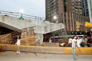 Mumbai: Portion of bridge collapses after truck hits it