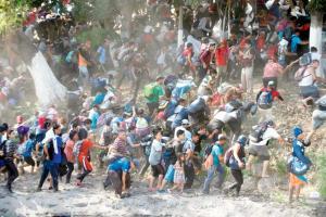 100s left stranded after Mexico troops block way