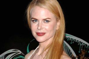 Nicole Kidman soaks up sun in blue bikini