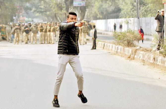 Rambhakt Gopal shoots at students as the cops look on