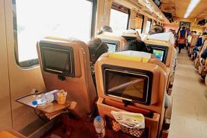 Railways flooded with complaints by passengers on Tejas Express debut