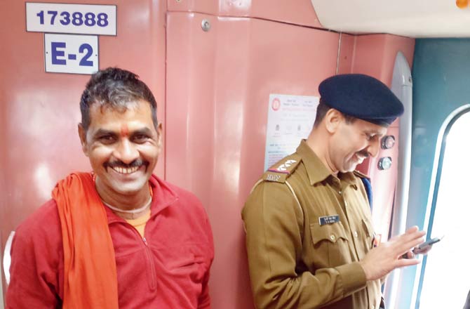 Coolie Antar Singh, who got stuck on the train at Baroda