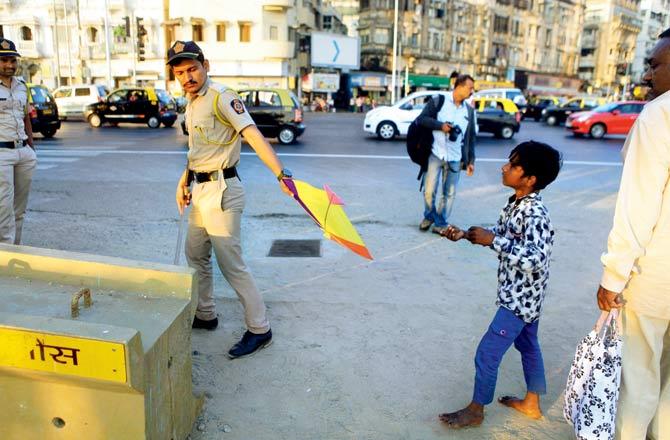 The police had banned kite-flying at Girgaon Chowpatty, Marine Drive and some other spots due to safety reasons. Pic/Ashish Raje