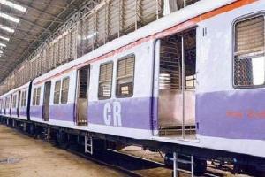 Man travelling on roof of train dies of electrocution at Ghatkopar