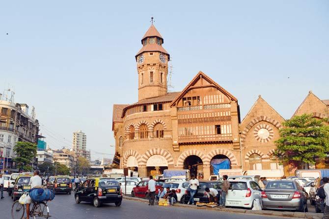 William Emerson won the design competition for the market, because it was believed to be most feasible for the city’s climate. The corner site was picked to ensure accessibility to the Black (Indian) and White (British) Towns of the original island city, as well as its proximity to the CST terminus (formerly Victoria Terminus)