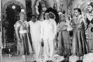 Rishi Kapoor shares rare picture from the sets of Mughal-E-Azam
