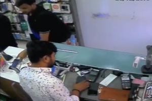 Man walks into Lokhandwala, shop steals smartphone worth Rs 29,000 