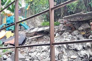 Portion of wall collapses in Prabhadevi