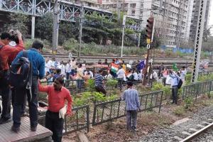 Protestors stop CSMT-bound train; disrupt traffic at Bandra station