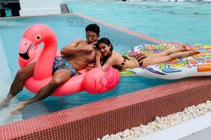 Sara Ali Khan sets holiday goals with these poolside pics with Ibrahim