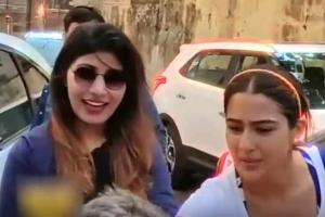 Watch Video: Fan kisses Sara Ali Khan's hand, this is how she reacts