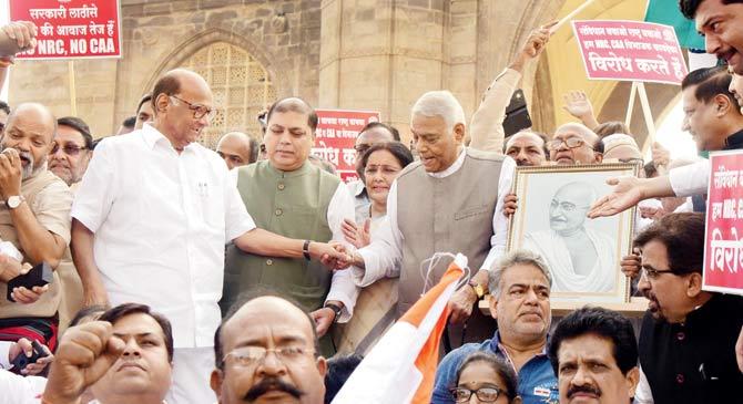 Sharad Pawar with Yashwant Sinha at the Gateway of India