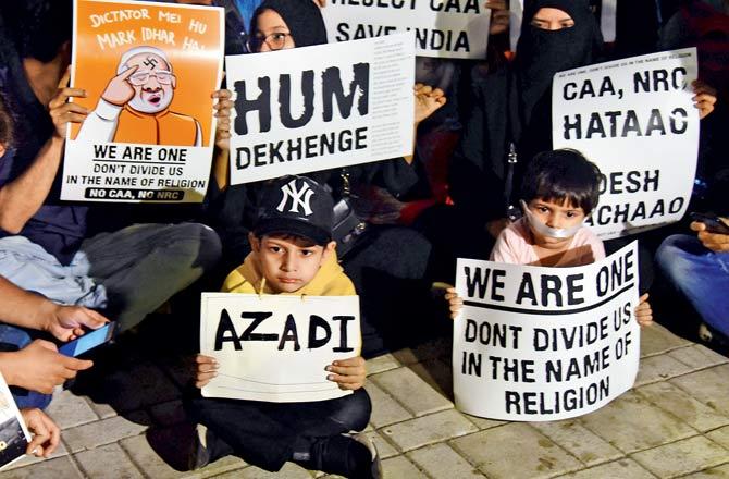 People with their children protest in solidarity with JNU students at Carter Road on Wednesday. Pic/Shadab Khan