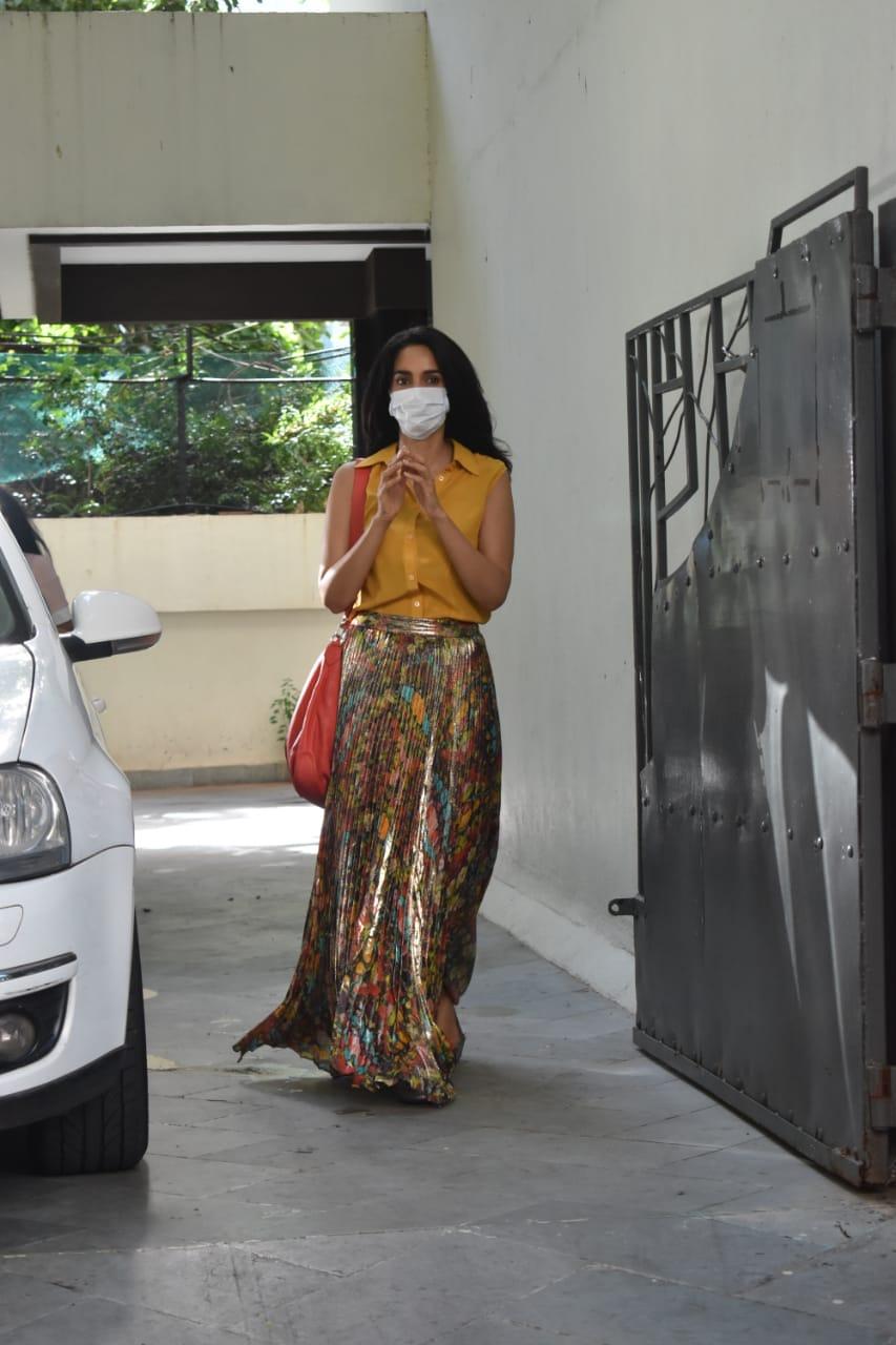 Malaika has been stepping out of her house often now, thanks to the lockdown relaxations. A few days ago, the Murder actress was out for a jog at Carter Road in Bandra. Mallika Sherawat also took to her Instagram to share stories for her walk.
